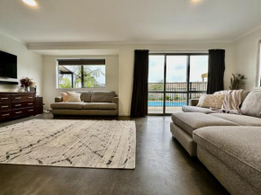 Surf Stay Ahipara - 200m to the beach 2m to the pool
